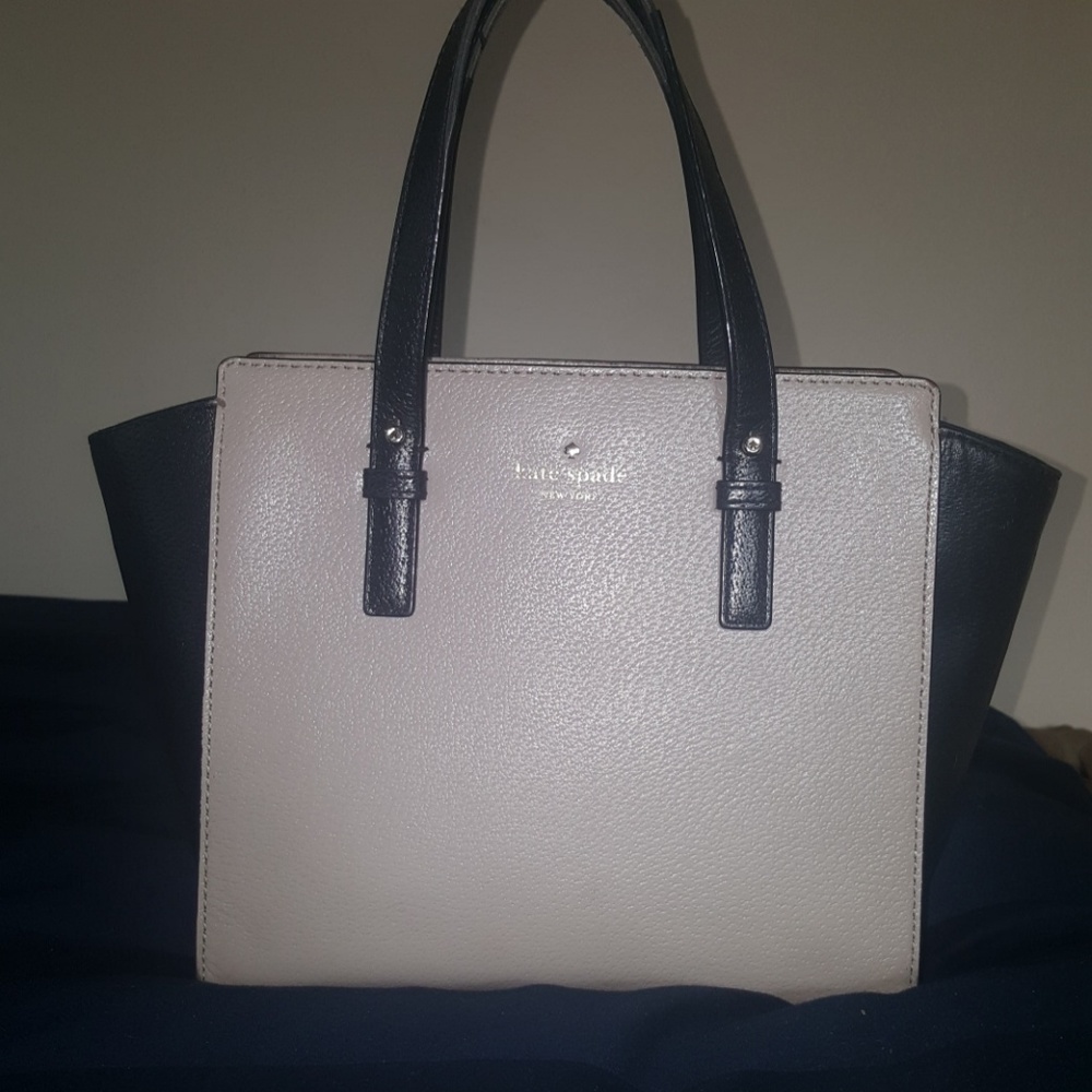 Authentic Kate Spade Calf skin leather purse.